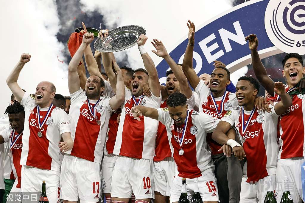 包含阿贾克斯迎德甲关键赛，转会期篮板制胜，悬念犹存，赛季目标并未改变的词条